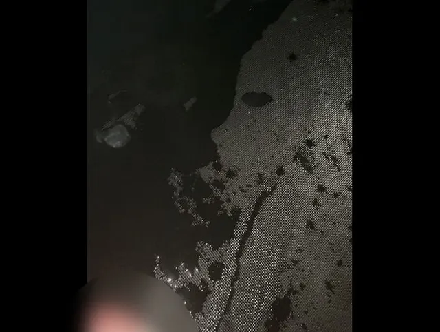 Der Boden ist von meiner Nässe durchtränkt, ich lutsche ihn bis zu seiner riesigen Ejakulation
