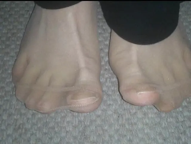 Geile Nylonfuesse auf dem Fussboden