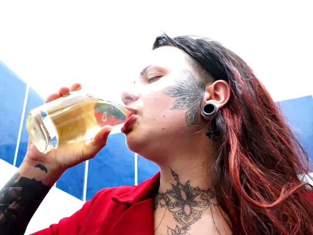 SPASS IM TOILETTEN -Ich trinke ein Glas Pisse bis zum letzten Tropfen und ich masturate (ungeschnitten)