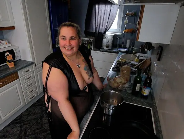 Ein Kochvideo kochen oben ohne