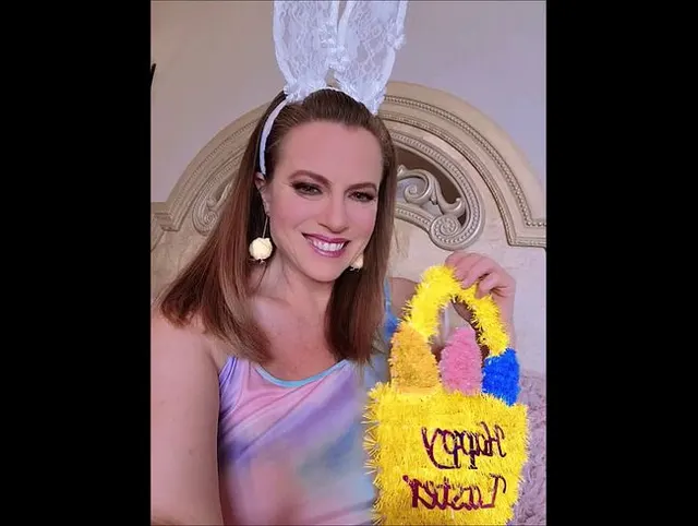 Sexy Osterhase Nikki Dildo lutscht und fickt mit JOI