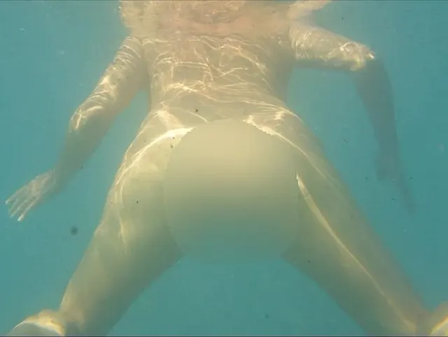 Nackt unter Wasser