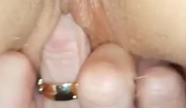Milf Mona zeigt euch ihr geile nasse pussy von hinten