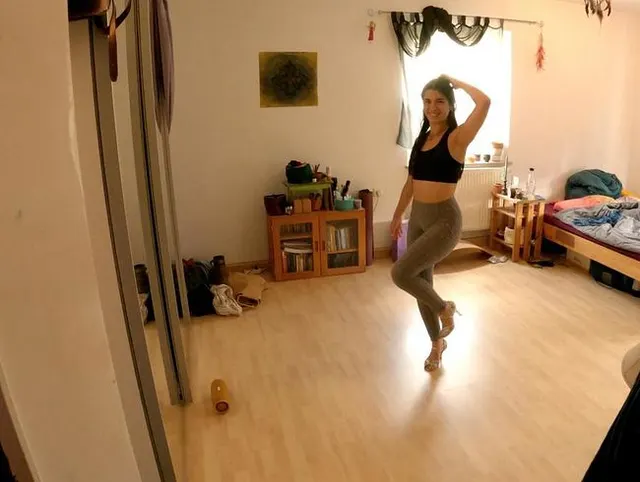 Blowjob Session vor dem Tanzen gehen - Mitbewohner steht auf Mouthfuck