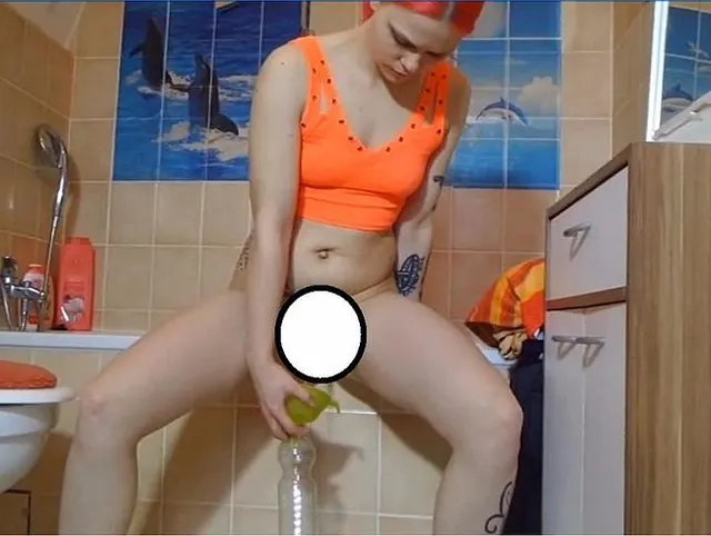 6 Flaschen Pisse abgefüllt