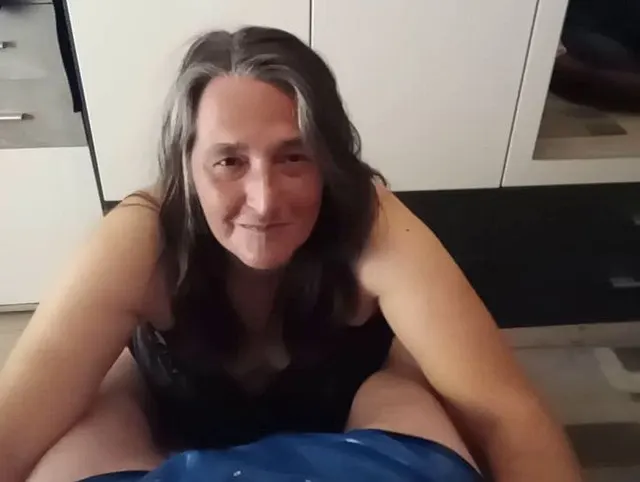 Dicke 53-jährige Deutsche melkt alten Schwanz mit der Hand