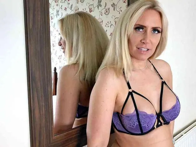 GERMAN SCOUT - Mega Arsch MILF Karlie bei Straßen Casting AO gefickt