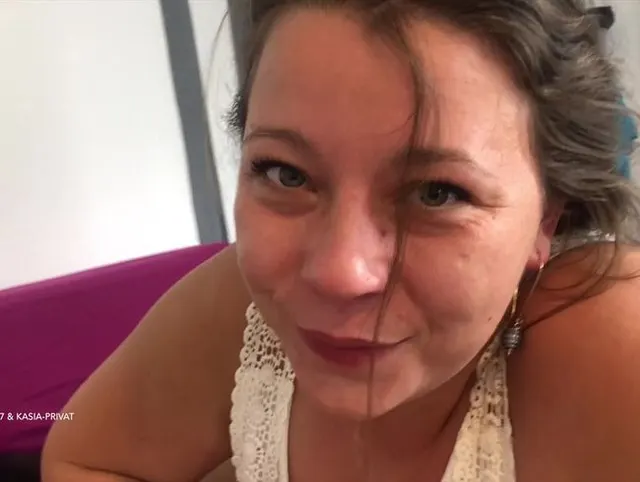 Die volle Ladung in ihren Rachen gespritzt & geschluckt (POV)