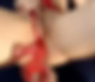 Mit Dildo Muschi verwöhnt