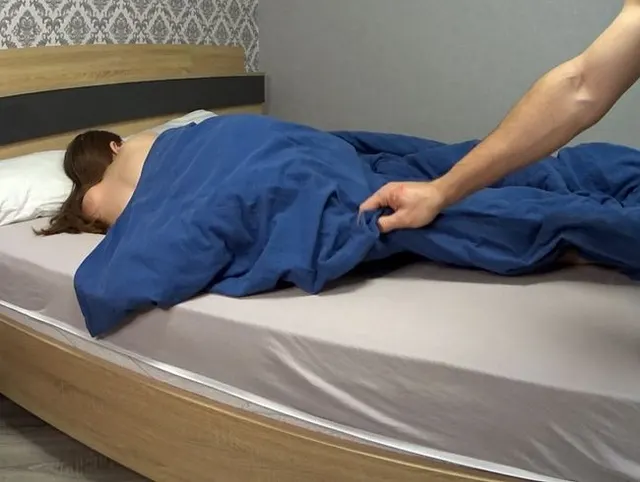 Der Junge ging ins Zimmer zu der ruhenden Stiefschwester und fickte sie