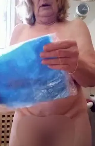 Für meine Gummihosen Liebhaber : Anziehen von riesen Gummihose .-))