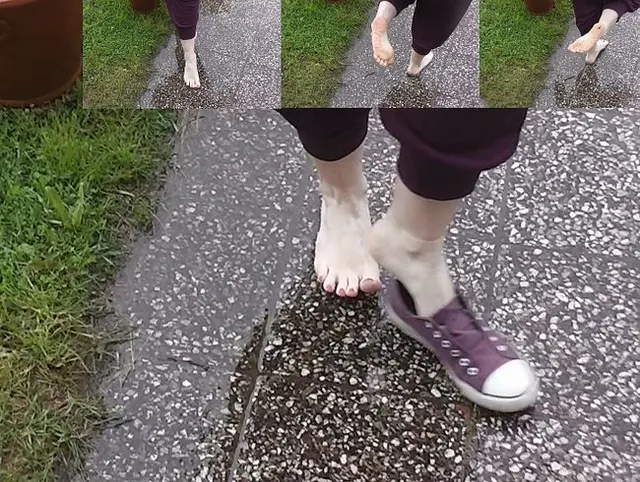 Mit nackten Füßen in der Pfütze