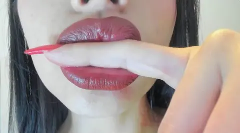 Mundfetisch mit braunem Lippenstift