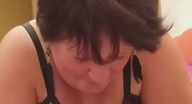 MILF saugt mir komplett den Schwanz aus