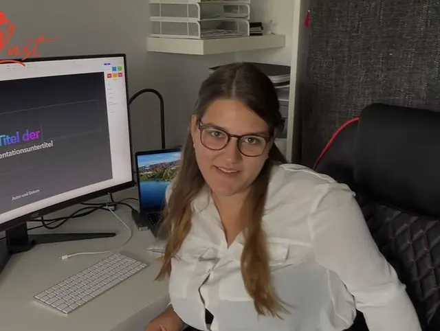 In Homeoffice mit verschiedenen Dildos Anal gefickt