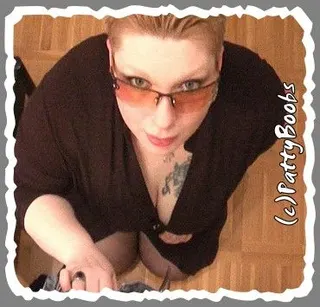 **MEGA-FACIAL MIT BRILLE**