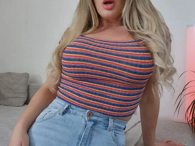 SOO GEIL Allein zuhause und schnell die Jeans aus, um mein neues Sextoy auf der Couch zu testen!