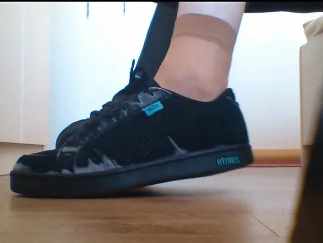 Nylonfüße in alten Sneaker ** Foot Fetish **