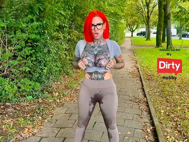 Vorschau aus Fetisch: Dreckige Piss-Schlampe! Publik XXL Flut in die Leggins