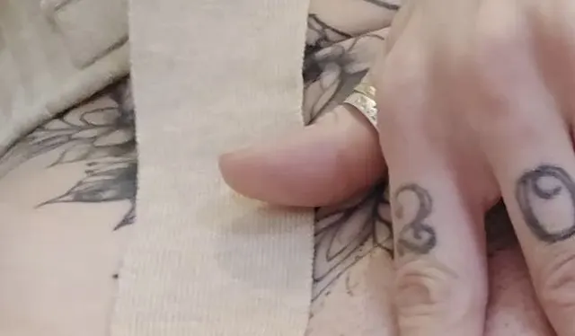 Beim pinkeln auf Arbeit gefilmt ????schau dir meine gepimpte Pussy an