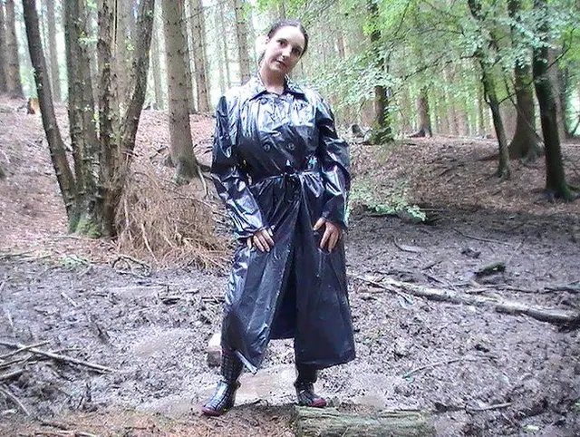 Gummis und Regenmantel im Schlammloch