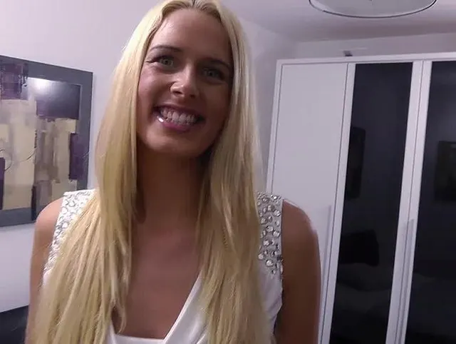 Blonde Schönheit im Orgasmusrausch fremdbesamt