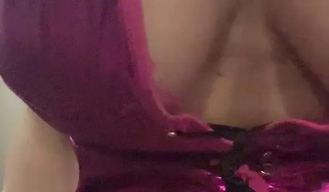 Rosa Latexkleid und Ballerinas! Ich ziehe mich an und masturbiere.xxx