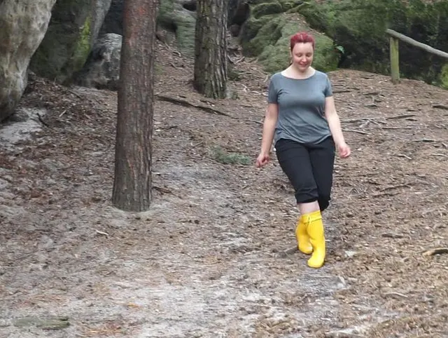 in wald mit meine gummistiefel