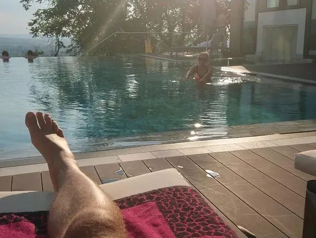 Mitten im Freibad gefickt | mein erstes mal im Freibad