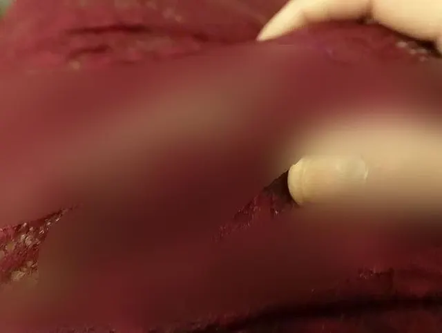 Madame im Kleid ihrer Transenschlampe