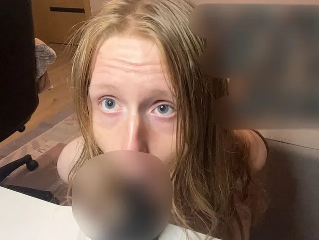 Blowjob an einem großen schwarzen Dildo und Hoden lutschen