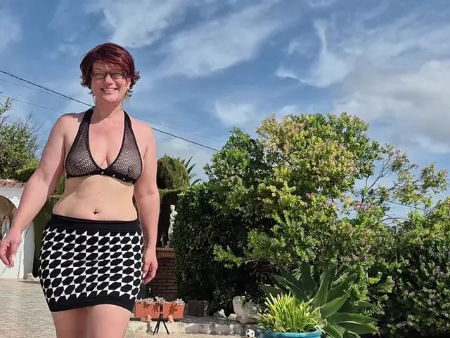 Throaten und Schlucken am Pool