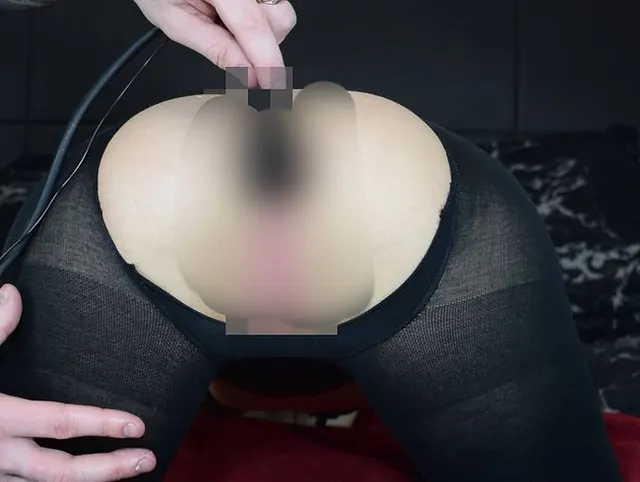 Analplugs und Masturbation, dünner Teenager in Strumpfhosen!