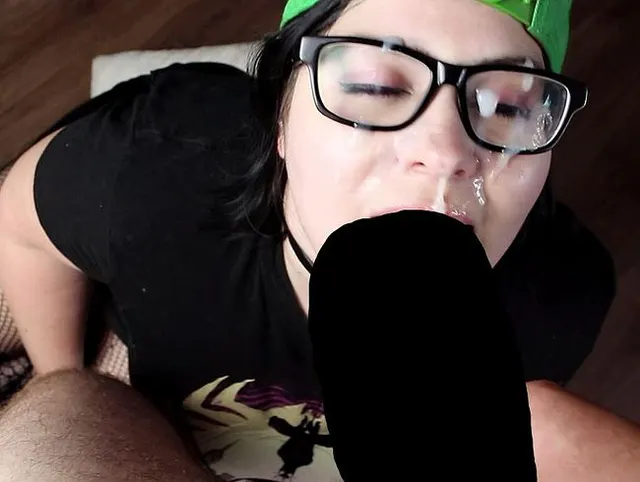 Fette Spermabombe für Geek Girl - Nerd Deepthroat + Facial