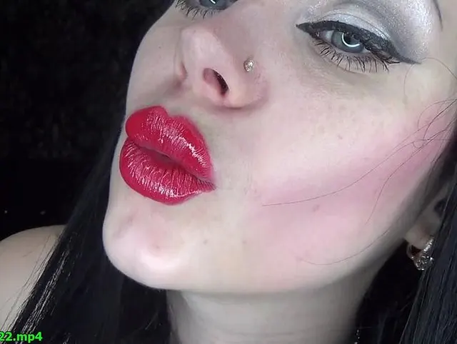 Meine roten Küsse bringen dich dazu, in meinem Clip auf mein Gesicht zu kommen! Aber das wird im wahren Leben niemals passieren, Sissy Boy!