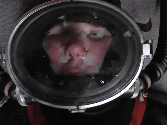 In die Vollgesichtsmaske gewichst!