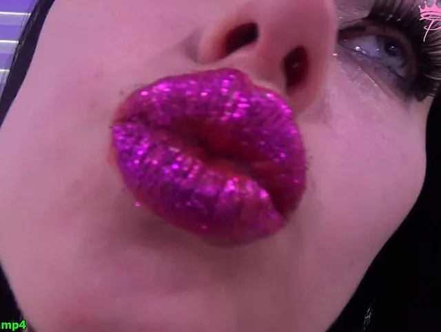 Glittery Purple Lipstick necken