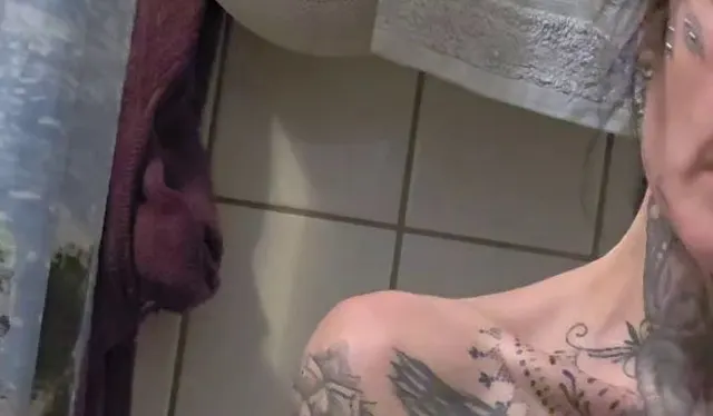 Vorschau aus Natursekt: Nackt in der Wanne-Ausgepisst und Fingerfick????