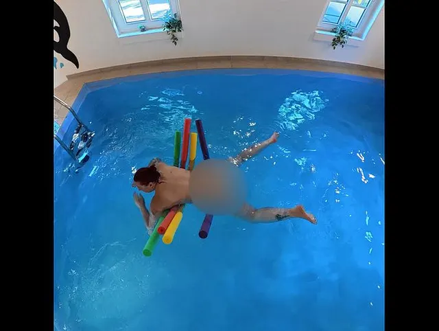 Mit Pool Nudel im Pool beschädigt. Es war ein interessanter Klang