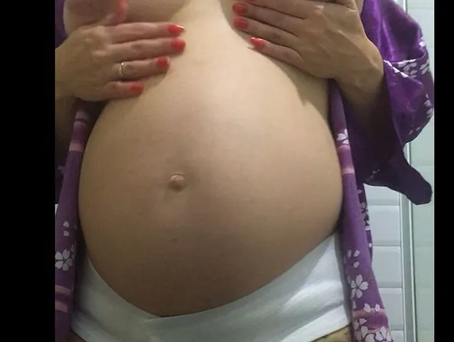 Video für dich nackt im 8. Monat mit behaarter Muschi beim Zähneputzen