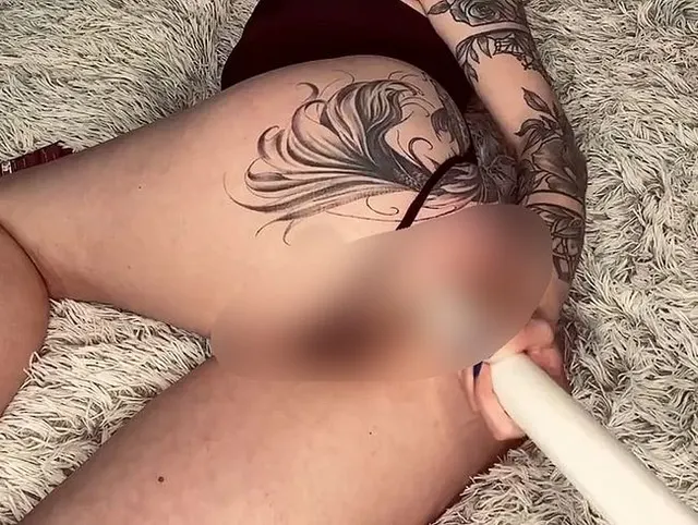 50cm weiße Stange tief in meinen Arsch, dann hart in meine Fotze – laut stöhnend zum Orgasmus!?