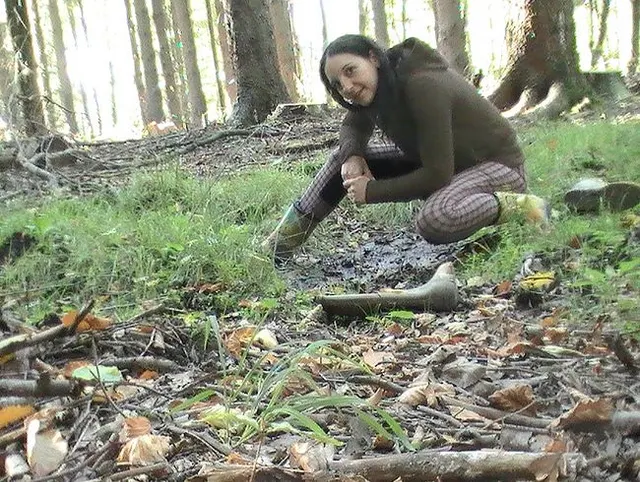 Mit Gummis und Reithose im Schlamm