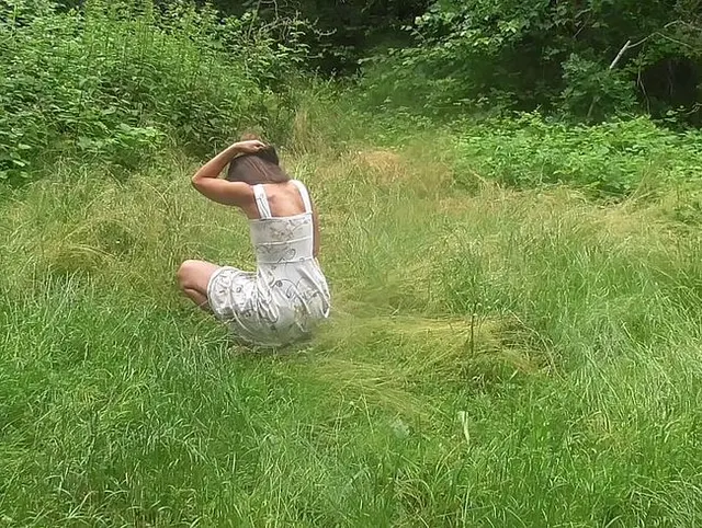 Im Wald Pipi und dann im Auto ficken