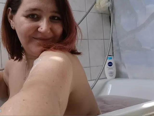 SINNLICHES PLANSCHVERGNÜGEN...KOMMST DU MIT IN DIE WANNE???