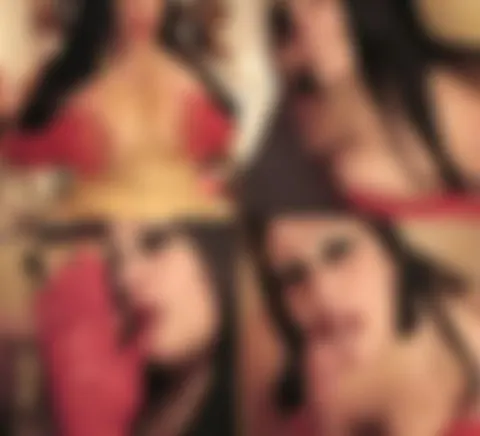 SChwanzgeile Hausfrau mit Latexschürze