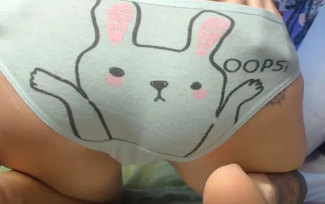 Teen zieht ihr lustiges Höschen aus und fingert rasiertes Arschloch im Doggy