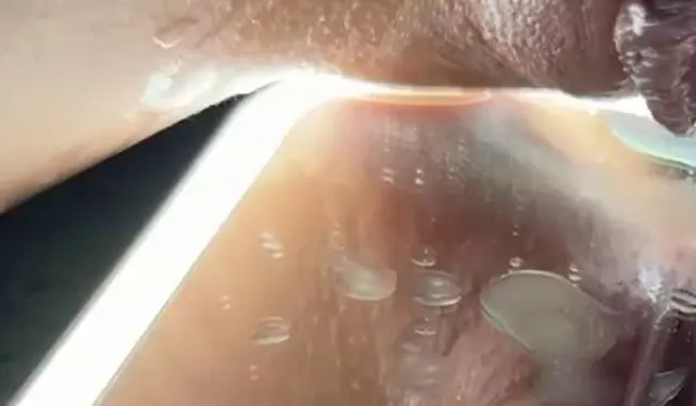 Vorschau aus Nahaufnahmen: Close-Up Squirt: Meine nasse Spalte glänzt und spritzt den Spiegel voll!