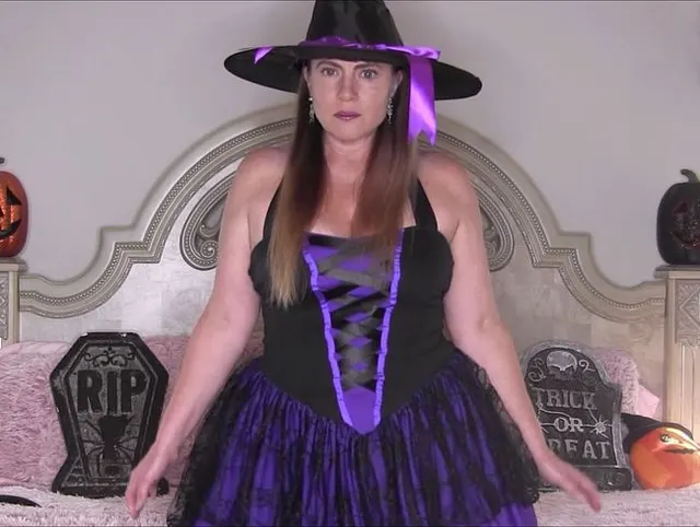 Sexy Hexe, MILF Nikki, Halloween 2022, Dildo lutschen und mit Wichsanleitung ficken