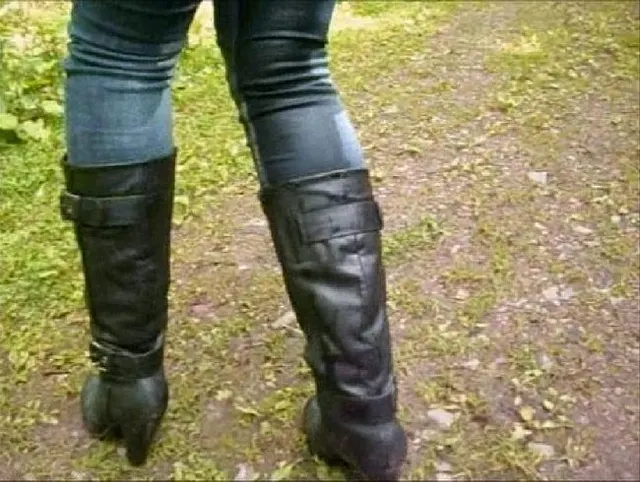 Outdoor in Stiefeln und enger Jeans gepisst