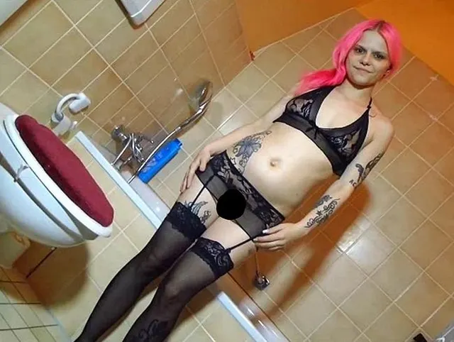 Pipi machen in heißen Dessous
